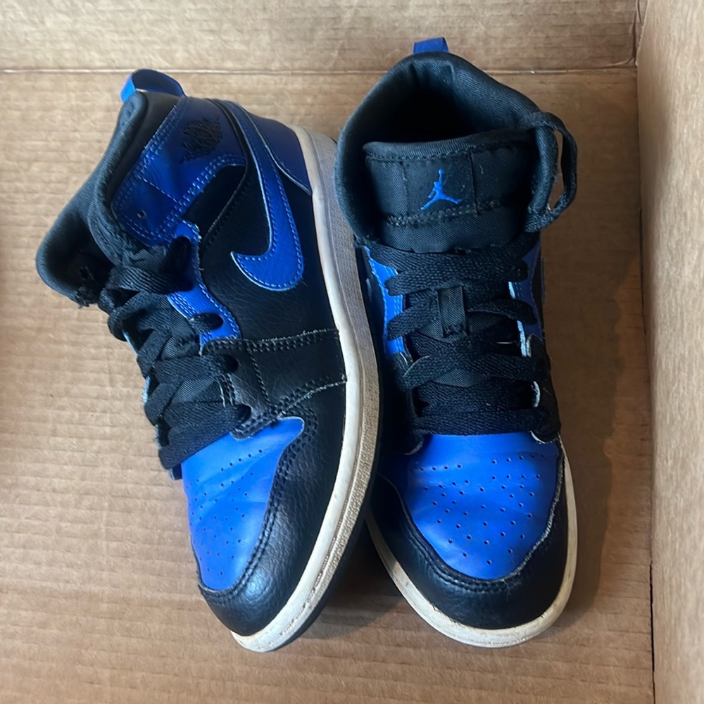 Jordan 1 Mid Hyper Royal 2021 size 2Y 640734-077